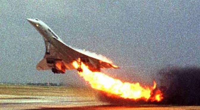 Kecelakaan pesawat Concorde di Paris pada 25 Juli 2000. (theguardian)