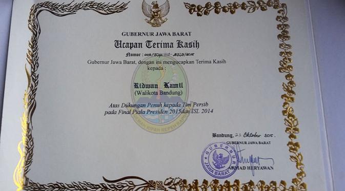 Piagam penghargaan yang diterima Ridwan Kamil dari Gubernur Jabar atas kontribusinya terhadap kesuksesan Persib. (Bola.com/M. Ridwan)