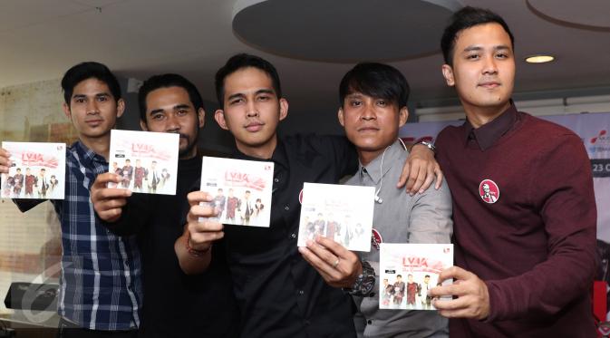 Para personil band lyla berpose pada saat  launching album di restoran cepat saji, jakarta, jumat (23/10/2015). (Liputan6.com/Herman Zakharia)