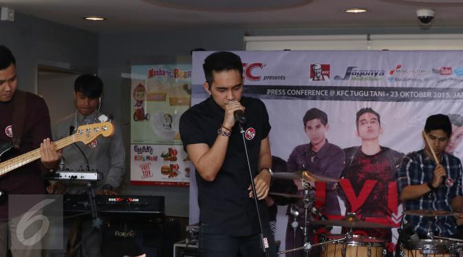 Vokalis Band Lyla Sinaga bernyayi selama acara  launching album di restoran cepat saji, jakarta, jumat (23/10/2015). (Liputan6.com/Herman Zakharia)