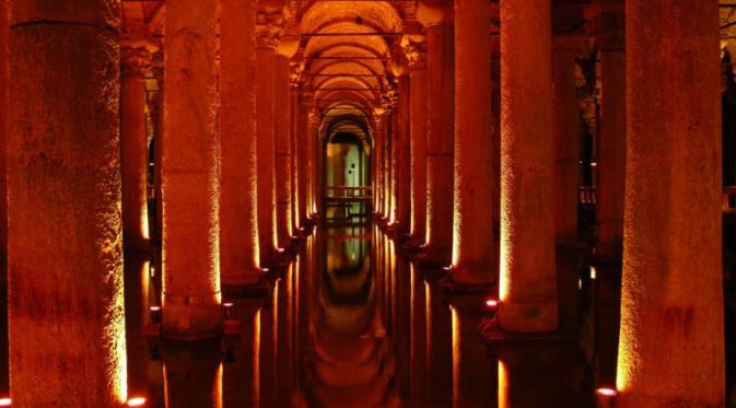 Basilica Cistern (Istanbul, Turki) | via: buzzfeed.com