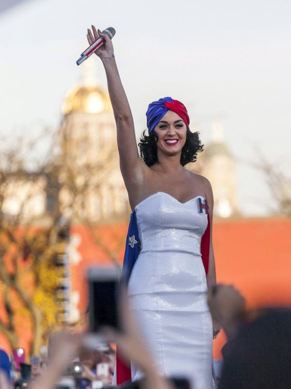 Katy Perry menghadiri kampanye Kandidat Presiden AS, Hillary Clinton di Des Moines , Iowa , Sabtu (24/10/ 2015). Kehadiran Katy Perry membuat kampanye Hillary disambut dengan antusias oleh warga.  (REUTERS / Scott Morgan)