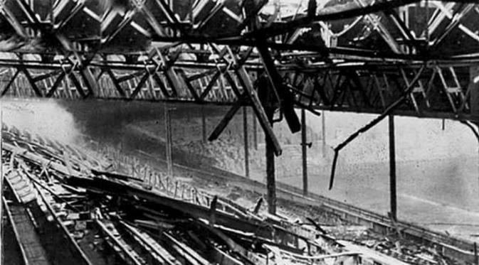 Kondisi Stadion Old Trafford hancur lebur setelah dibom oleh pasukan udara Nazi pada periode Perang Dunia II. (Dok. Manchester Evening News).