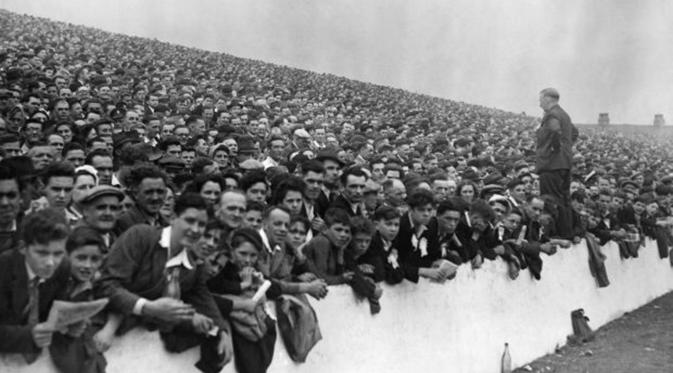 Suporter Manchester United dan Manchester City bersama-sama menyaksikan pertandingan Manchester Derby di Stadion Maine Road pada 1947. (Dok. Mirrorpix.com)
