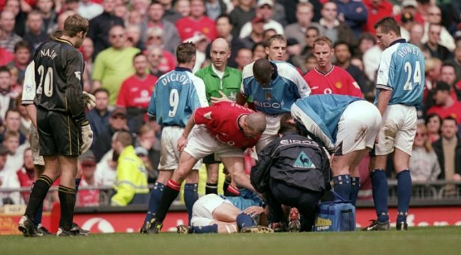 Roy Keane seusai menekel pemain Manchester City, Alf-Inge Haaland, dalam Manchester Derby di Old Trafford pada April 2001. (AFP/ Andrew Yates)