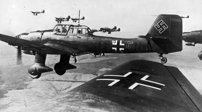Pesawat angkatan udara Nazi (Stukas-Junkers Ju 87) saat bersiap melancarkan serangan ke Inggris pada April 1940. (BBC-Getty Images).