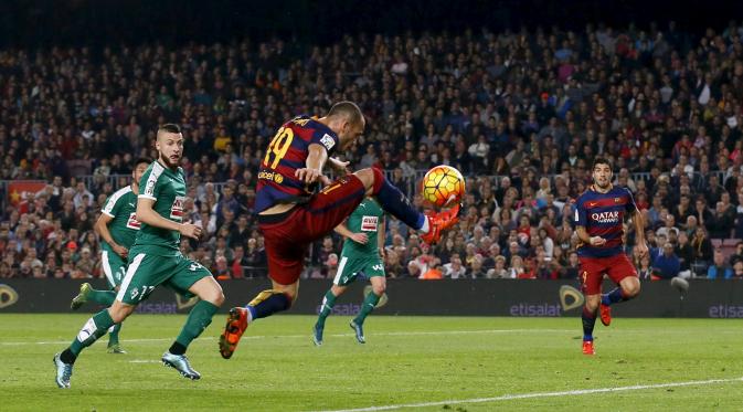Pemain sayap Barcelona Sandro Ramirez memberikan umpan matang kepada Luis Suarez untuk mencetak gol ke gawang Eibar dalam lanjutan La Liga Spanyol, Senin (26/10/2015). (Liputan6.com/REUTERS/Albert Gea)
