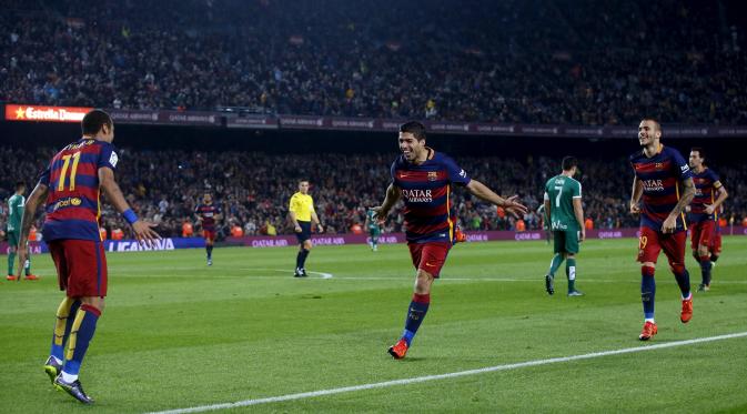 triker Barcelona Luis Suarez bersama rekan setimnya, Neymar, merayakan gol keduanya ke gawang Eibar dalam lanjutan La Liga Spanyol di Camp Nou, Senin (26/10/2015). (Reuters/Albert Gea)
