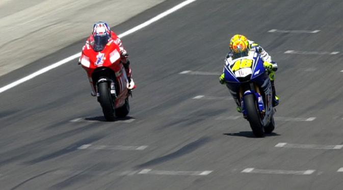 Valentino Rossi dan Casey Stoner terlibat pertarungan sengit di MotoGP Laguna Seca, Amerika Serikat, pada 2008. (Youtube)