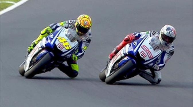 Valentino Rossi dan Jorge Lorez=nzo terlibat insiden senggolan pada MotoGP Jepang di Sirkuit Motegi 2010. (BBC)