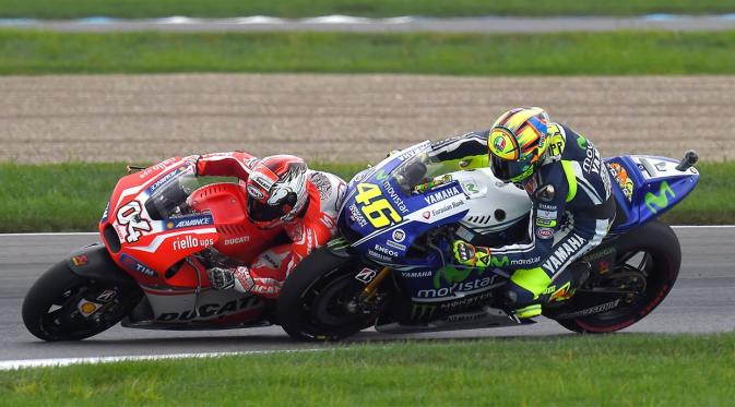 Valentino Rossi dan Andrea Dovizioso menyuguhkan duel menegangkan di balapan MotoGP Indianapolis padaa 2014. (Motorcyclenews)