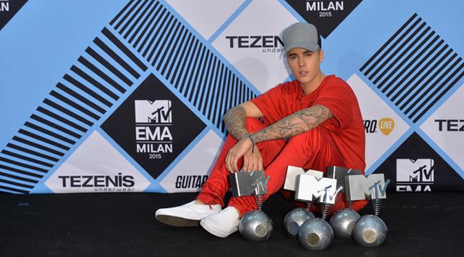 Justin Bieber berpose bersama lima piala kemenangannya di MTV EMA 2015. (foto: digitalspy)