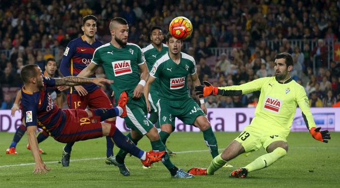 Pemain Barcelona, Sandro Ramirez, mencoba mencetak gol ke gawang Eibar dalam laga La Liga Spanyol di Stadion Camp Nou, Barcelona, Senin (26/10/2015) dini hari WIB. (Reuters/Albert Gea)