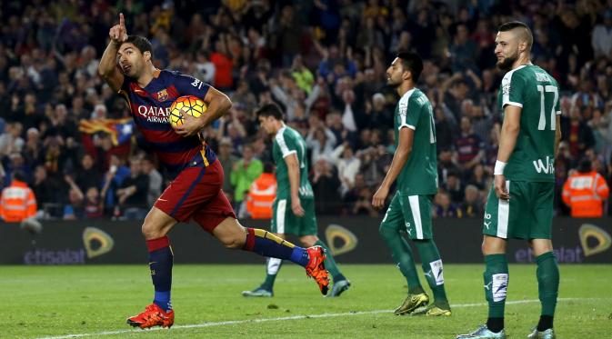 Selebrasi Luis Suarez setelah mencetak gol pertama ke gawang Eibar dalam laga La Liga Spanyol di Stadion Camp Nou, Barcelona, Senin (26/10/2015) dini hari WIB. (Reuters/Albert Gea)