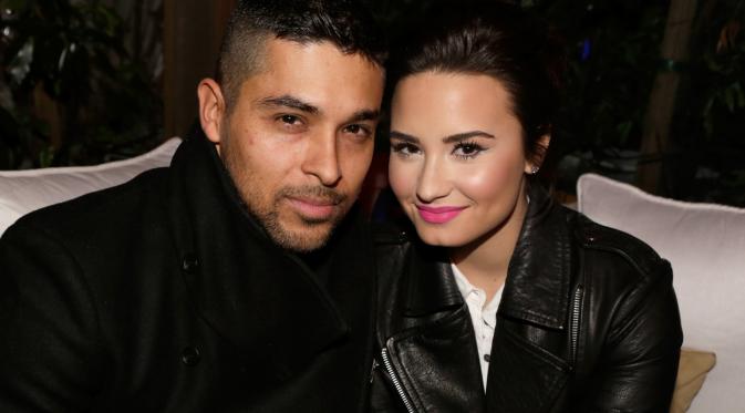 Demi Lovato dan Wilmer Valderrama (via. huffingtonpost.com)
