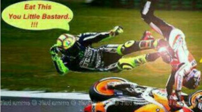 Insiden Rossi 'tendang' Marquez di MotoGP Malaysia langsung mendapat reaksi dari onliner