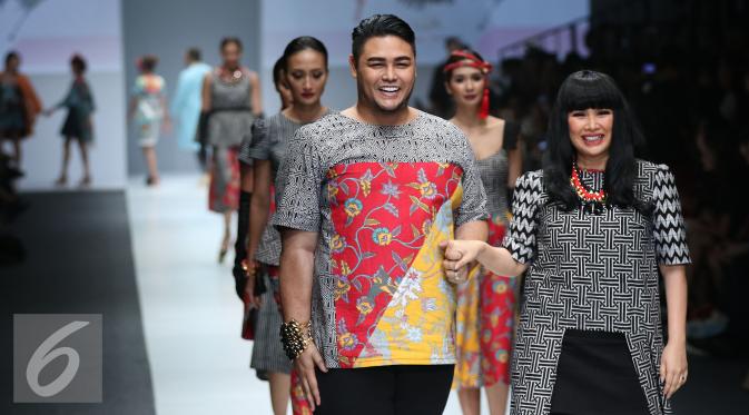 Desainer ivan gunawan bersama para model berjalan pada hari kedua Jakarta Fashion Week (JFW) 2016 di Senayan city, Jakarta, (25/10/2015). (Liputan6.com/Herman Zakharia)