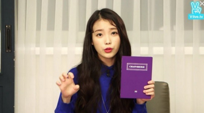 IU saat memamerkan album terbarunya yang mengadaptasi dari Alice in the Wonderland.