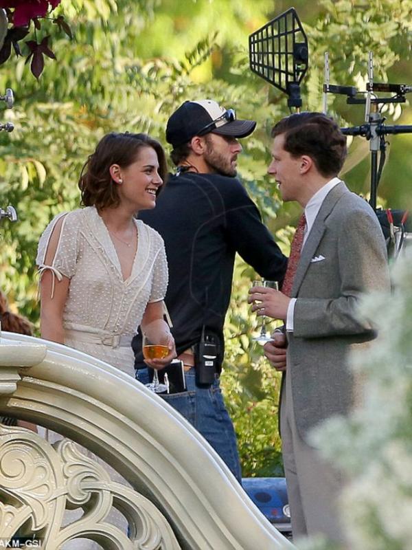 Kristen Stewart dan Jesse Eisenberg saat syuting film produksi Woody Allen. Foto: via dailymail.co.uk