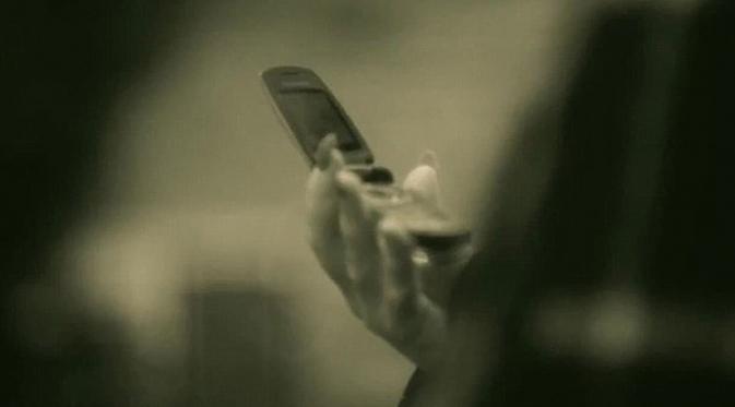 Telepon genggam flip yang digunakan Adele dalam videoklip Hello. (foto: courtesy of Adele Vevo)