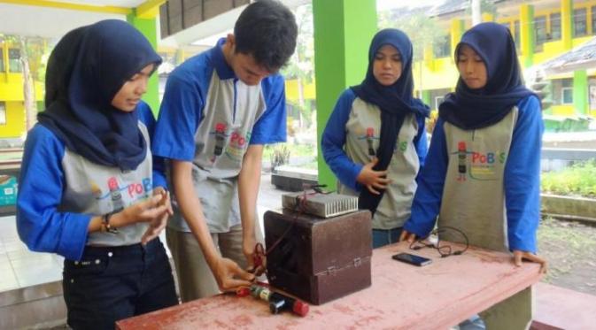 Para mahasiswa Universitas Jember yang menemukan inovasi powerbank dari sekam padi dan arang | Via: kaskus.co.id