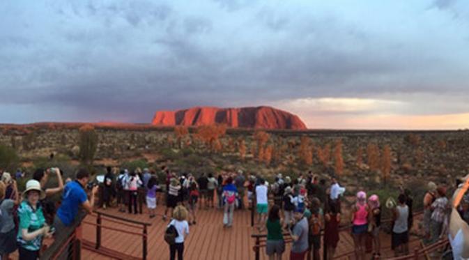 Uluru dan para penjaganya yang menakjubkan | via: buzzfeed.com