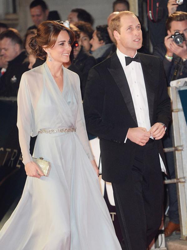 Pangeran William dan Kate Middleton di red carpet premiere James Bond, Spectre. (foto: eonline)