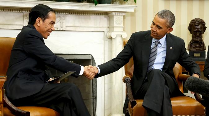 Presiden AS Barack Obama dan Presiden RI Jokowi berjabat tangan di Gedung Putih, Washington, Senin (26/10). Obama menyatakan siap memperkuat kerja sama dengan Indonesia mengingat Indonesia memainkan peran penting di Asia Tenggara. (REUTERS/Jonathan Ernst)