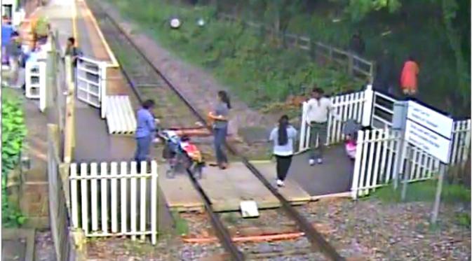 Dinas perkeretaapian Inggris secara resmi memohon kepada warga untuk tidak lagi melakukan selfie berbahaya di sekitar lintasan kereta api. (Sumber Network Rail)