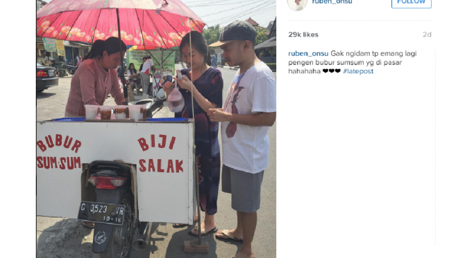 Ruben Onsu dan istri, Sarwendah menyukai jajanan pasar [foto: instagram/ruben_onsu]