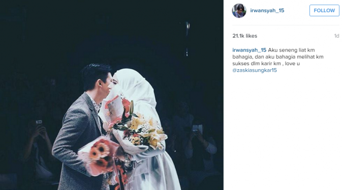 Irwansyah bawakan buket bunga untuk sang istri dalam ajang Jakarta Fashion Week 2016 [foto: instagram/irwansyah-15]