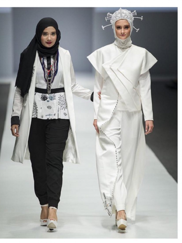 Zaskia Sungkar pamerkan merek fesyen hasil rancangannya di Jakarta Fashion Week 2016 [foto: instagram/zaskiasungkar15]