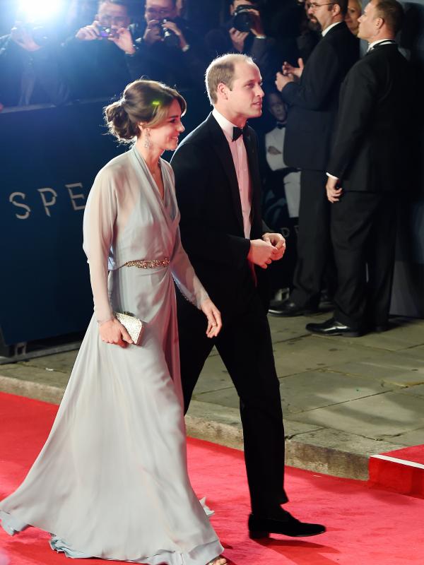 Pangeran William dan Kate Middleton di premier film Spectre. (Bintang/EPA)