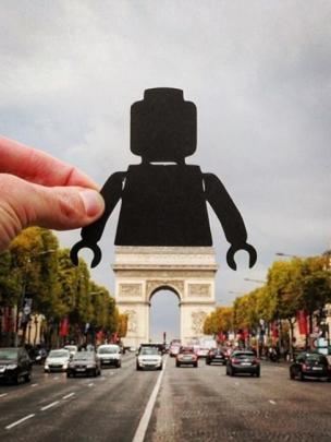 Karakter Lego di Arc de Triomphe, Paris (sumber. Huffington Post)