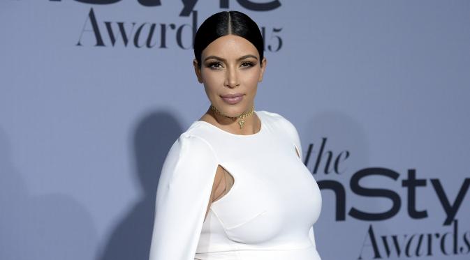 Kim Kardashian West berpose untuk fotografer saat menghadiri acara InStyle Awards di Getty Center, Los Angeles, California, Selasa (27/10/2015). (REUTERS/Kevork Djansezian)