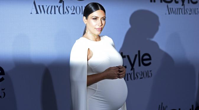 Kim Kardashian West berpose di red carpet saat menghadiri acara InStyle Awards di Getty Center, Los Angeles, California, Selasa (27/10/2015). (REUTERS/Kevork Djansezian)