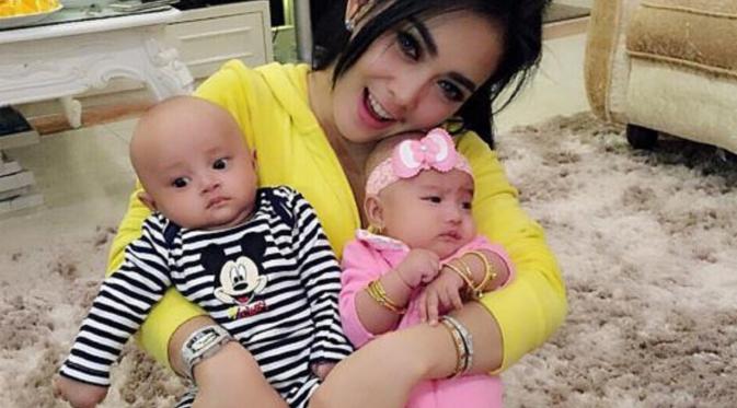 Syahrini dekap keponakannya, Raja dan Ratu (Instagram/@princessyahrini)