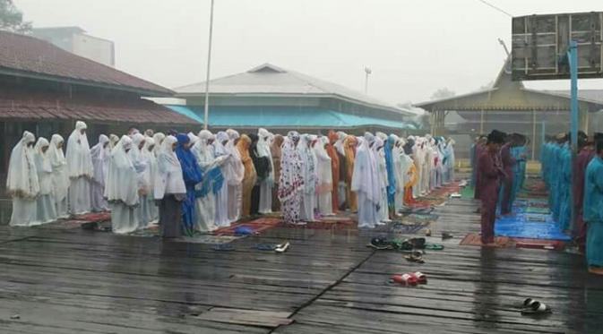 Warga Riau melaksanakan salat minta hujan dan langsung mendapat 'jawaban' dari Tuhan | Via: facebook.com