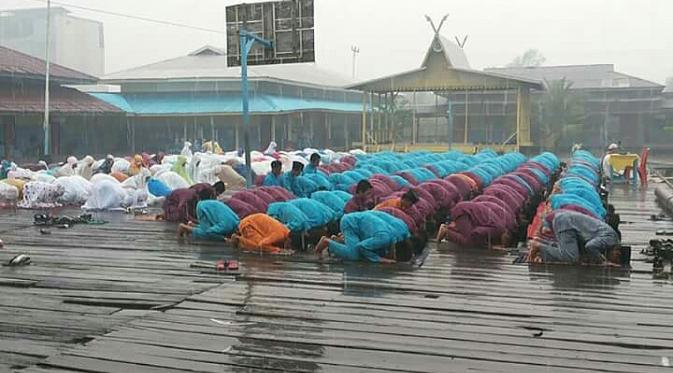 Warga Riau melaksanakan salat minta hujan dan langsung mendapat 'jawaban' dari Tuhan | Via: facebook.com