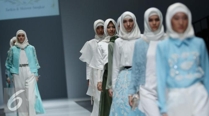 Sejumlah model berjalan diatas catwalk membawakan busana rancangan  ZASHI (Zaskia Sungkar dan Shireen Sungkar) pada acara Jakarta Fashion Week (JFW) 2016 di Senayan City, Jakarta, Selasa (27/10/2015). (Liputan6.com/Herman Zakharia)