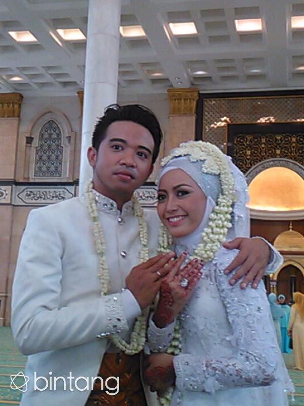 Roby Satria dan Cinta Ratu Nansya sesaat setelah melangsungkan akad nikah di Masjid Dian Al-Mahri Depok, Jawa Barat. (Ruswanto/Bintang.com)