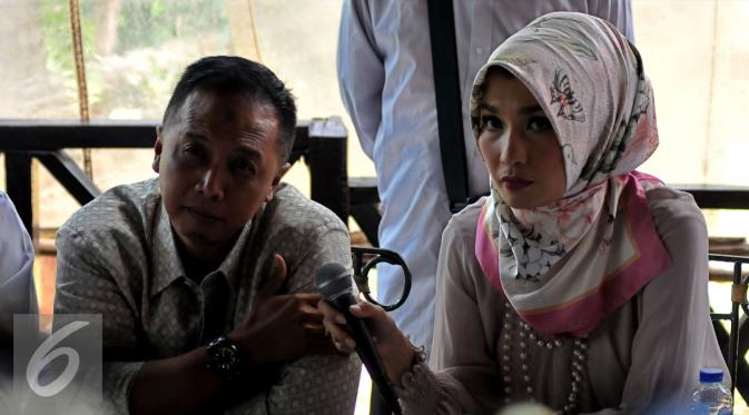 Arzetti Bilbina dan suami, Aditya Setiawan saat memberi keterangan pers soal isu selingkuh dan perceraian. [Foto: Johan Tallo/Liputan6.com]