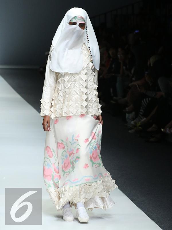 Model berjalan diatas catwalk membawakan busana rancangan KARA Indonesia (Diana Nurliana) pada acara Jakarta Fashion Week (JFW) 2016 di Senayan City, Jakarta, Selasa (27/10/2015). (Liputan6.com/Herman Zakharia)