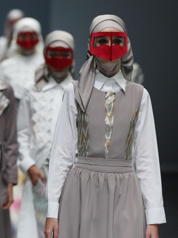 Sejumlah model berjalan diatas catwalk membawakan busana rancangan KARA Indonesia (Diana Nurliana) pada acara Jakarta Fashion Week (JFW) 2016 di Senayan City, Jakarta, Selasa (27/10/2015). (Liputan6.com/Herman Zakharia)