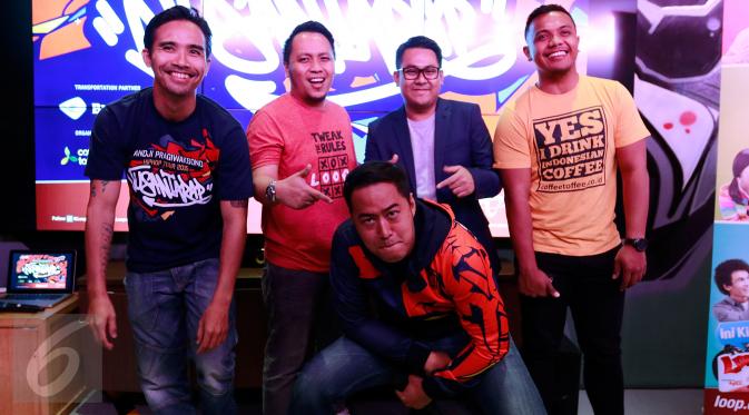 Seniman multi talenta, Pandji Pragiwaksono (tengah) sebelum tur konser hiphop ke 9 kota dengan Big Bird Premium bertajuk 'Nusantarap', Jakarta, Rabu (28/10/2015). (Liputan6.com/Yoppy Renato)