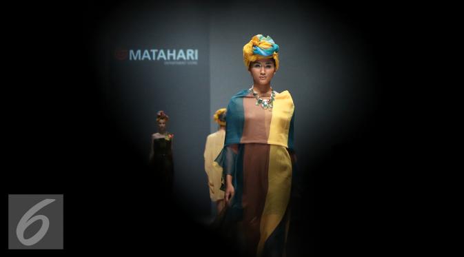 Model membawakan busana rancangan matahari department store di Jakarta Fashion Week (JFW) 2016, Senayan City, Jakarta (27/10). Matahari melayani pecinta mode tanah air melalui lebih dari 140 gerai di 66 kota di Indonesia. (Liputan6.com/Herman Zakharia)