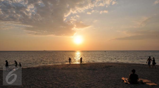 Sejumlah wisatawan menikmati keindahan sunset di Pantai Sengigi, NTB (13/10/2015). Pulau Lombok terpilih sebagai pemenang dalam ajang internasional World’s Best Halal Travel Summit di Abu Dhabi, Uni Emirate Arab (UEA).(Liputan6.com/Gempur M Surya)