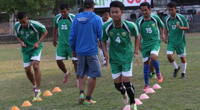 Persebaya 1927 kala menggelar latihan di Karanggayam, Surabaya. Klub yang mendapat dukungan mayoritas Bonek Mania tak juga diundang ikut event-event besar sepak bola Tanah Air. (Bola.com/Fahrizal Arnas)