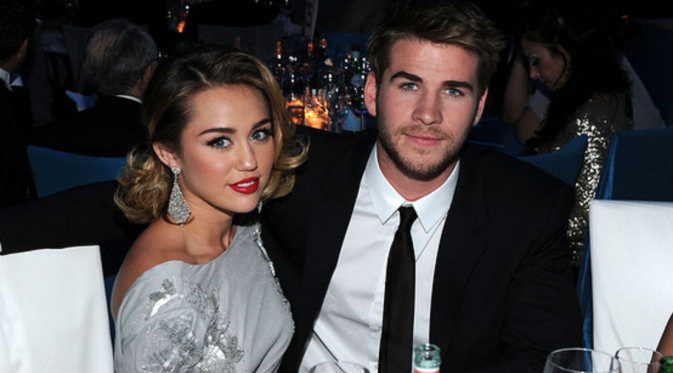 Miley Cyrus dan Liam Hemsworth (E!)