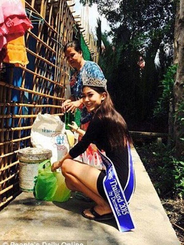 Miss Thailand Nggak Malu Punya Ibu Pemulung | via: dailymail.co.uk